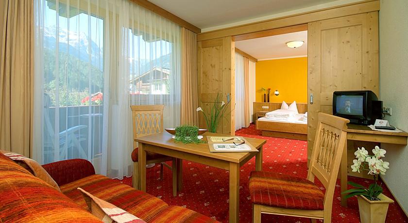 Hotel Maximilian Mayrhofen Room photo